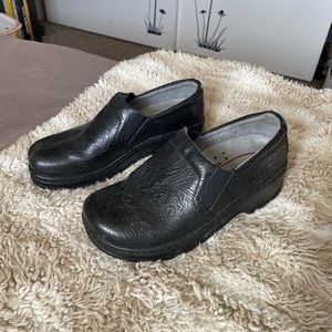 Klogs Mission Black Leather Slip Resistant Clogs